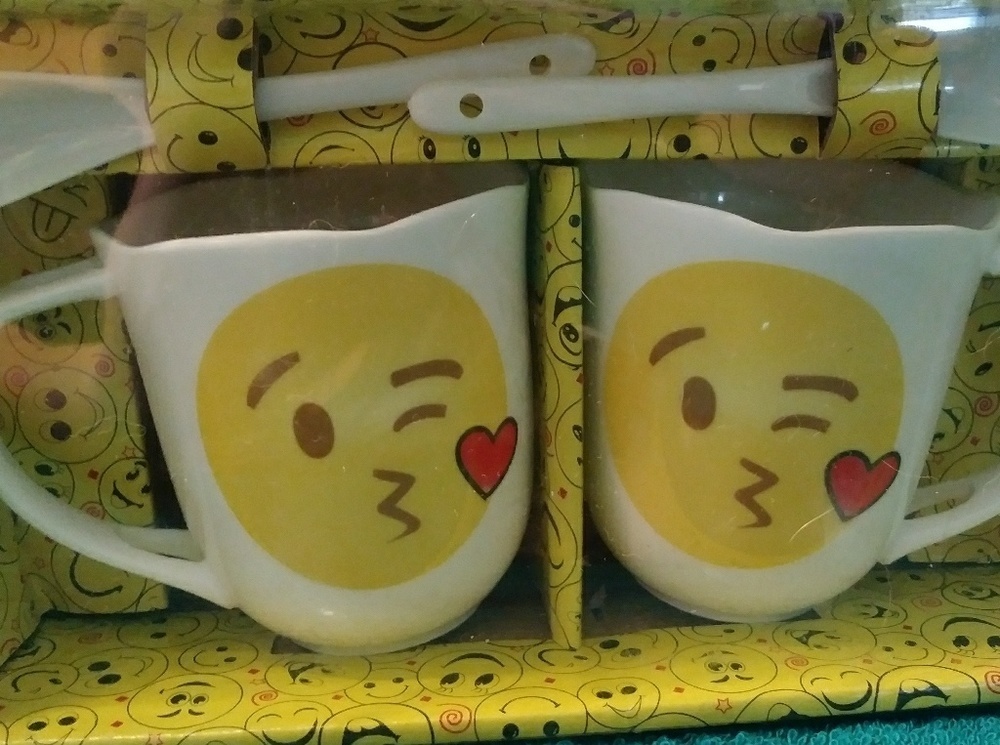 [NEW] Two Kissing Emoji Cups with 2 Spoon